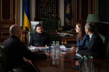 Володмир Зеленский (в центре), Юлия Свириденко и др.