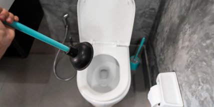 Как слить воду в унитазе без напора