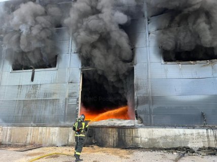 Дим видно за кілька кілометрів: у Росії масштабно горить завод (фото, відео)