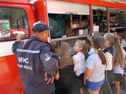 Пожарная машина, спасатель и дети