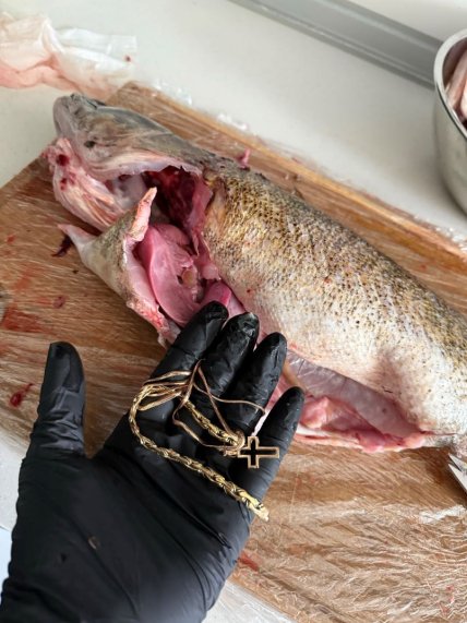 Женщина нашла в рыбе украшение