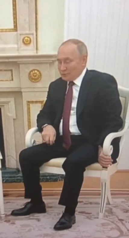 Володимир Путін схопився руками за крісло