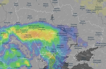 Карта осадков над Украиной с цветной полосой от западных областей к центру и белыми точками в районе Карпат