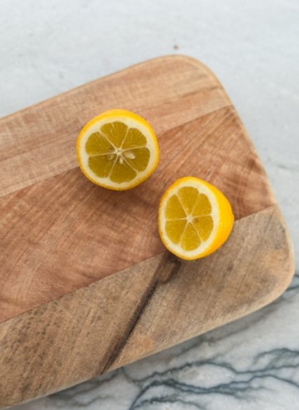 Благодаря лимону кухонные доски станут как новые.