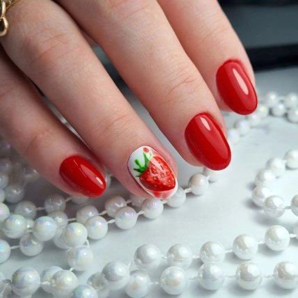 клубничный маникюр