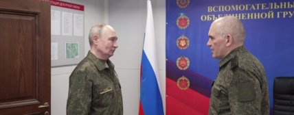 Владимир Путин высказывает доклад российского офицера