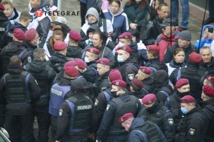 Протестующих под Верховной Радой захватили в "тиски" правоохранителей