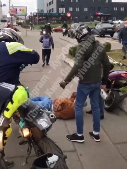 На Петровке в Киеве мужчина с пакетом наказал мотоциклиста за езду по тротуару и был избит. Видео