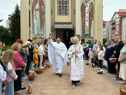 Священник освячує кошики та букети вірян