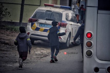Дети помогают СБУ и полиции охранять порядок в Херсоне