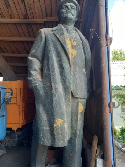 Бронзовий Ленін в ангарі