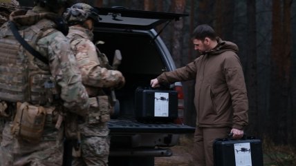 Антон Шухнин передает дроны Mavic