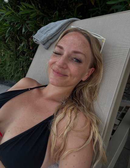 Катарина Кляйнфельдт в черном купальнике