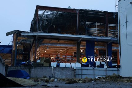 Частково зруйнована будівля Епіцентру в Києві