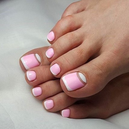 Тренди педикюру 2023 — френч