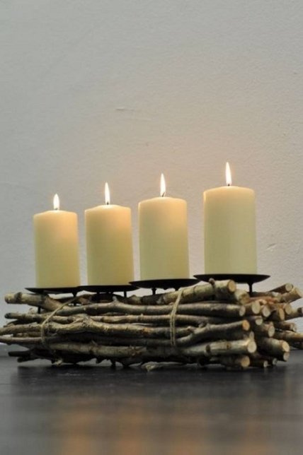 Подсвечник выполнен из веток
