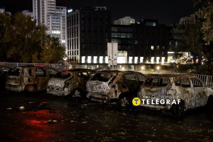 У дворі згоріло багато автомобілів