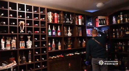 Алкокімната. Ймовірно, інтер’єр помістя Супруненків. Скриншот відео з ТГ-каналу Нацполіції