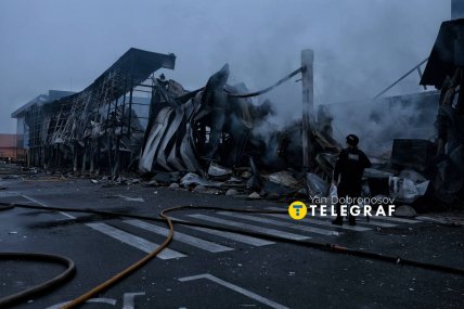 Обгорілий та обвалившийся фасад Епіцентру на Почайній