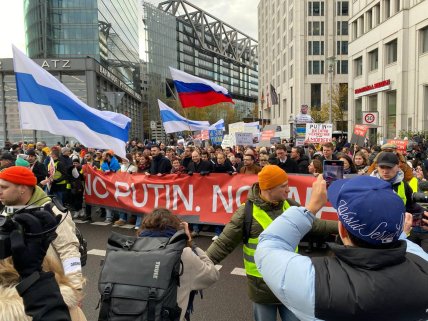 Російська опозиція вийшла на мітинг у Берліні. Не обійшлося без скандалу (фото, відео)