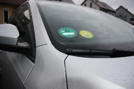 Экостикер DGT нужно приклеить в правый нижний угол лобового стекла автомобиля