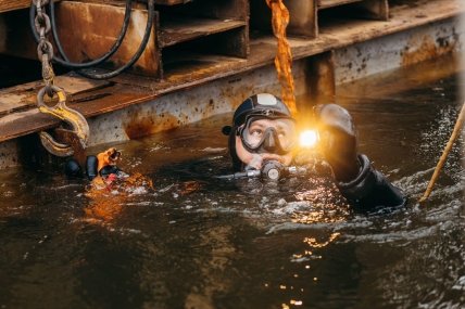 Водолазы вели подводную резку в экстремальных условиях