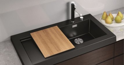 Лимон поможет избавиться от неприятного запаха из раковины.