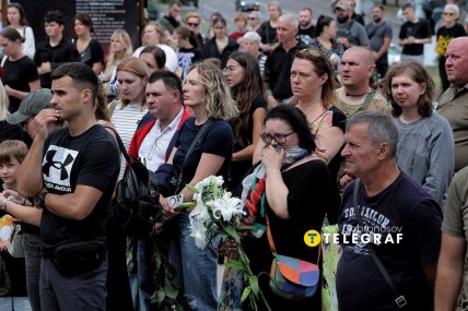 Люди не стримували сльози