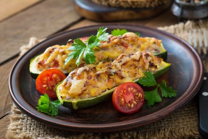 Неимоверная вкуснятина: цукини, запеченные в духовке с сыром и чесноком
