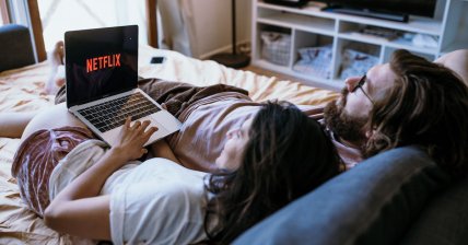 Фото пари, що дивляться фільм на нетфлікс разом