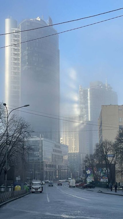 Дом в тумане светится