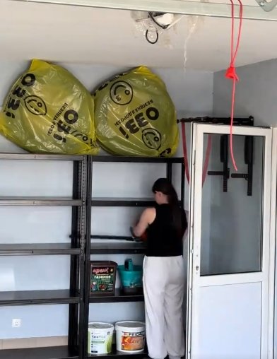 Важливо провести вологе прибирання на всіх поверхнях в гаражі