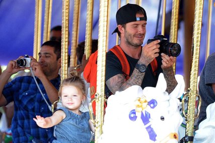 Дэвид и Виктория Бекхэмы сводили детей в Диснейленд - изображение №1