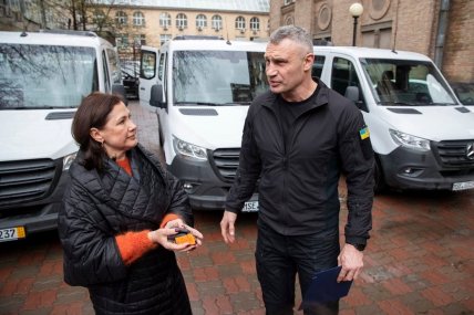 Передача мікроавтобусів міському центру соціального обслуговування на фото Кличко