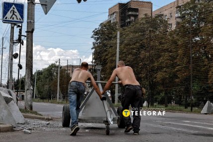 Чоловіки встановлюють "зуби дракона". Фото Ян Доброносов "Телеграф"