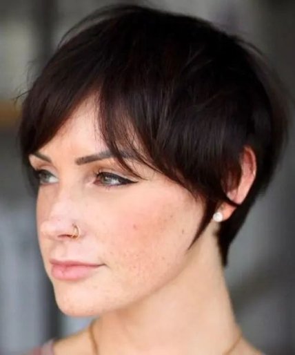 Стрижка піксі з чубчиком-шторкою