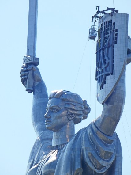 Трезубец на "Батькивщине-Мать" в Киеве