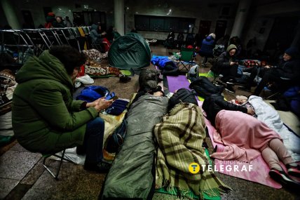 Украинцы в метро во время атаки на Киев 25 ноября