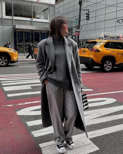 Кроссовки сочетаются с серым пальто