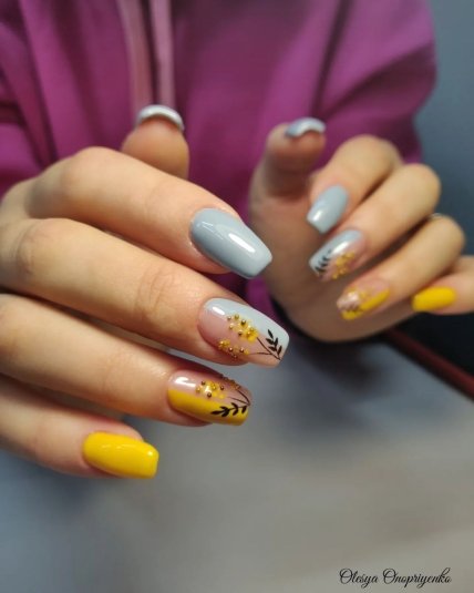 Синьо-жовтий на нігтях