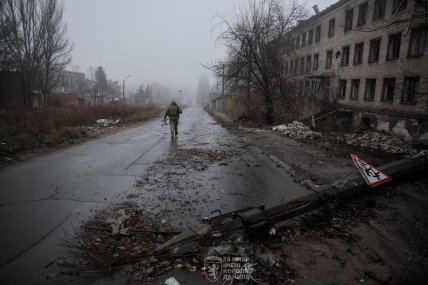 Костянтинівка в березні 2026 року військовий іде по зруйнованій вулиці