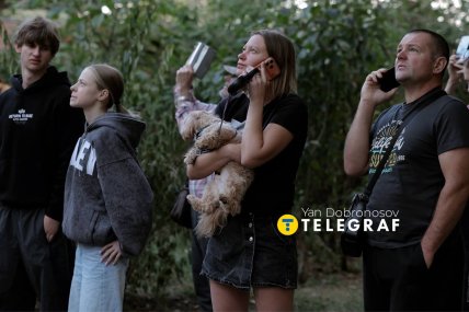 Біля пошкодженої 22-поверхівки в Києві зібралися мешканці будинку