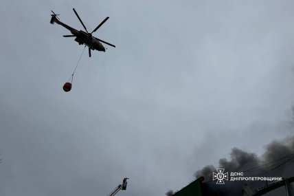 Вертолет гасит пожар в Днепре из-за российской атаки