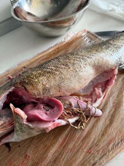 Женщина нашла в рыбе украшение