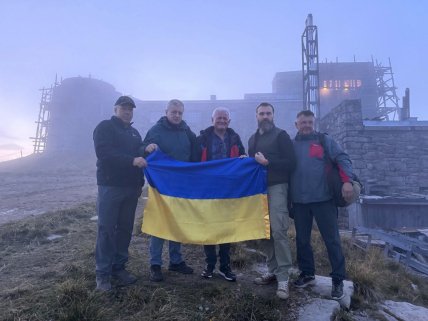 Чиновники пытаются убедить, что на заднем плане полностью отреставрированная обсерватория?