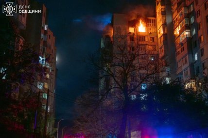Пжар после удара РФ по жилому дому в Одессе 1.05.2026