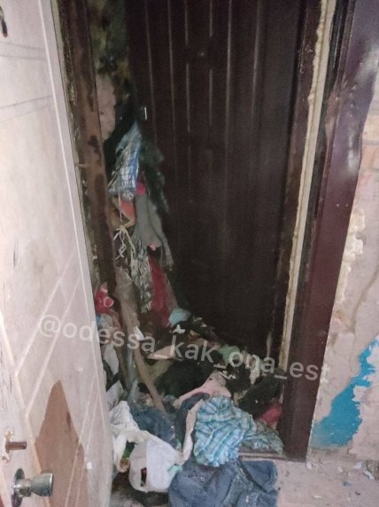 В Одессе плюшкины завалили квартиру многоэтажки хламом