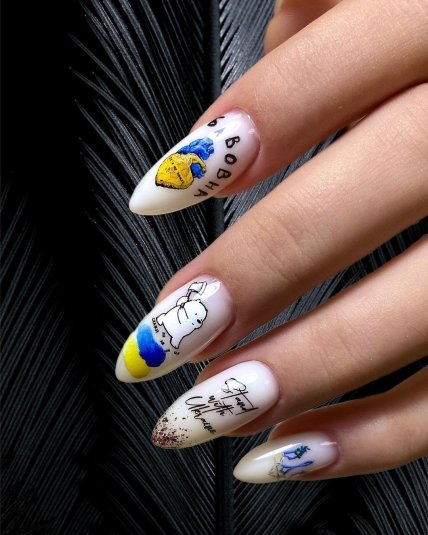 Синьо-жовтий на нігтях
