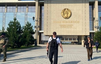 Александр Лукашенко с автоматом