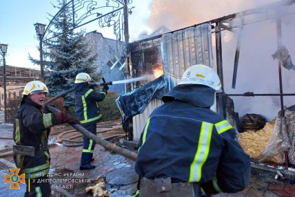 На тушение пожара направили 37 спасателей